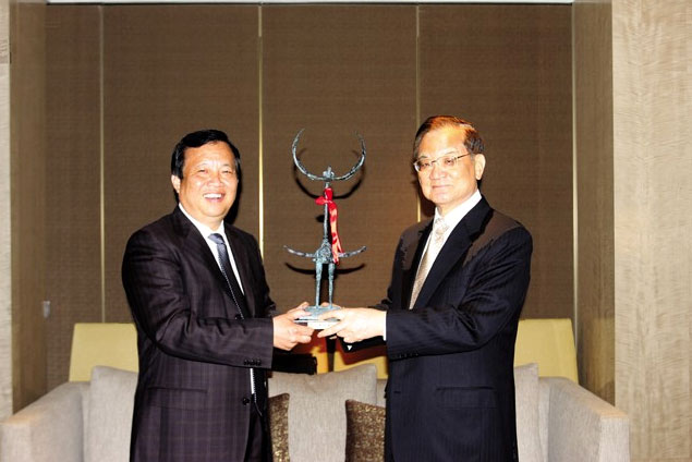 原隨州書記贈(zèng)送鹿鶴給連戰(zhàn)